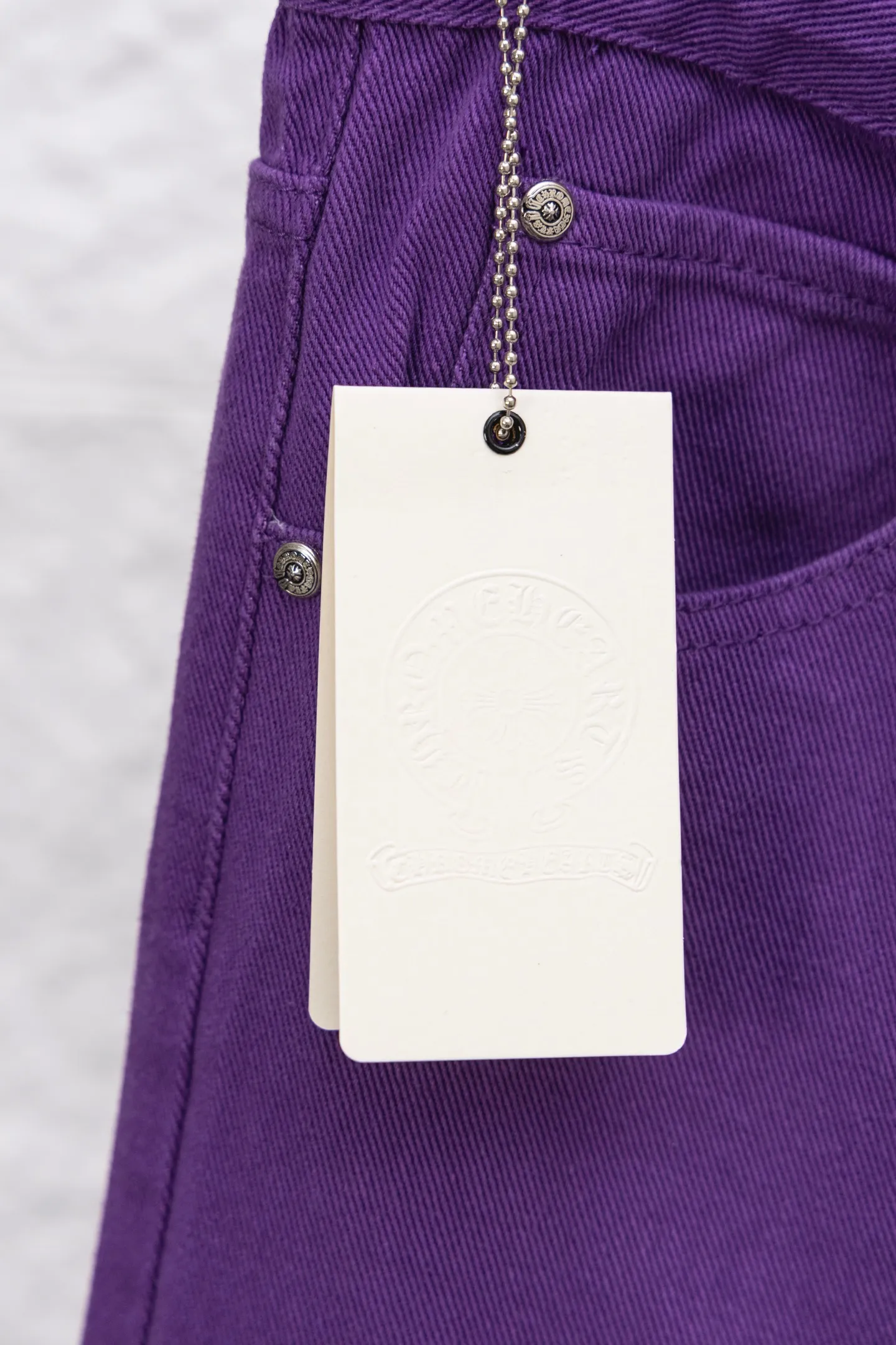 P240 model number/F064 Chrome hearts 2025 new limited edition black and pink cross and leather couple style washed loose purple jeans. Styles with different washed textures are very friendly to people with thin legs and thick legs. The straight and loose version is very flattering to the leg shape. The moderate length is timeless and easy to match. It is the basis of various styles and a must-have in the wardrobe! The fabric is stiff but also makes the upper body soft without losing texture. Style: Loose Color: Purple